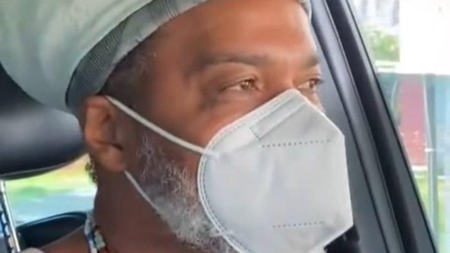 Carlinhos Brown recebe a primeira dose da vacina contra a Covid-19