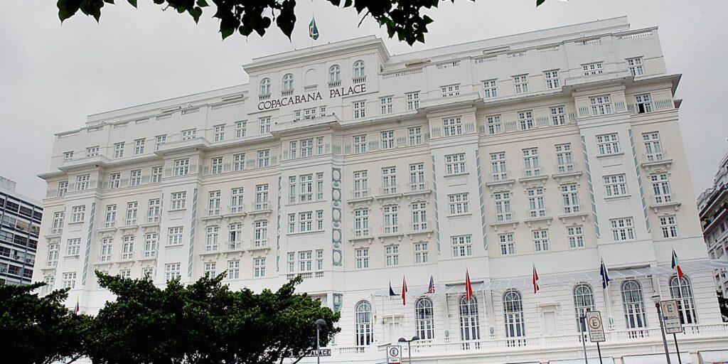 Copacabana Palace é multado em R$ 15 mil por festa com aglomeração