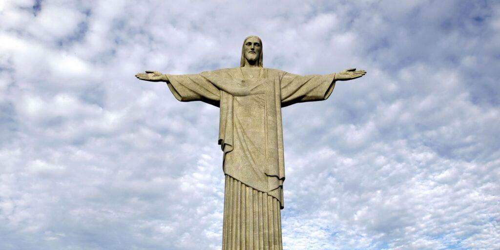 Cristo recebe iluminação para incentivar vacinação contra a covid-19