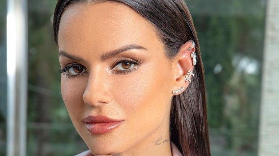 Ex-Panicat Carol Dias se batiza em igreja evangélica: 