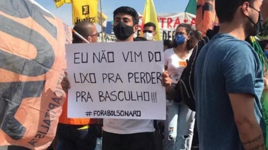 Frases de Gil do Vigor aparecem em cartazes durante protestos contra Bolsonaro