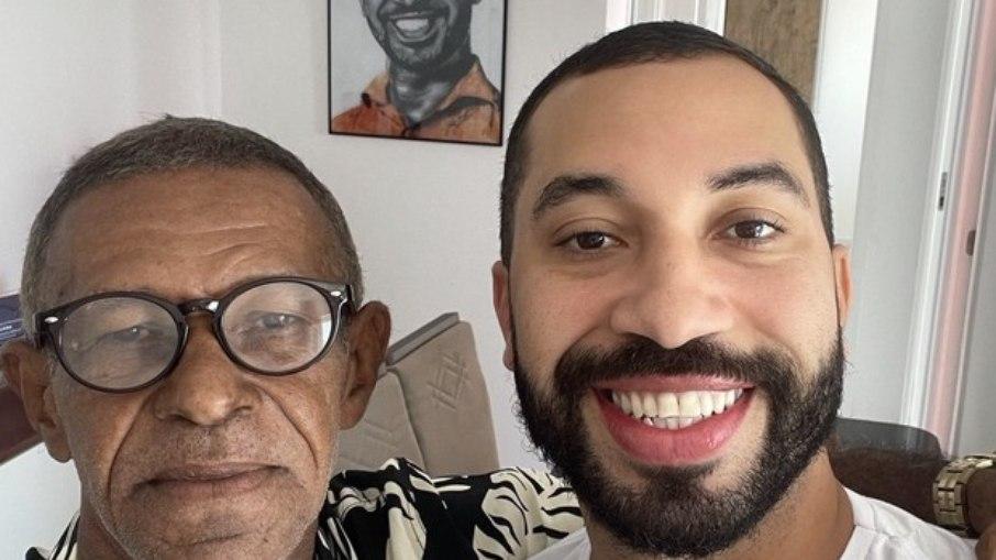 Gil do Vigor reencontra o pai após 15 anos sem contato