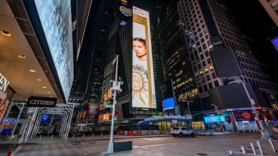 Giulia Be aparece na Times Square por ter destaque no RADAR Spotify