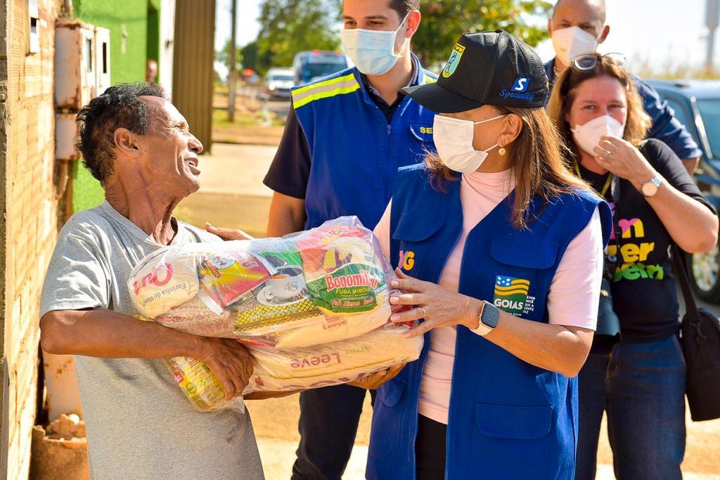 Gracinha Caiado participa de ações para distribuição de cestas básicas na capital