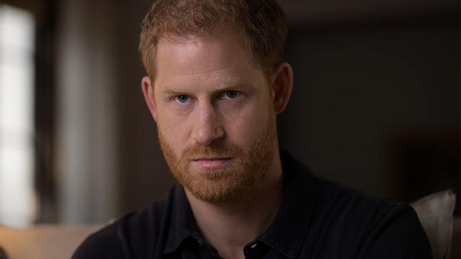 Harry diz que família real não ajudou Meghan Markle durante crises suicidas