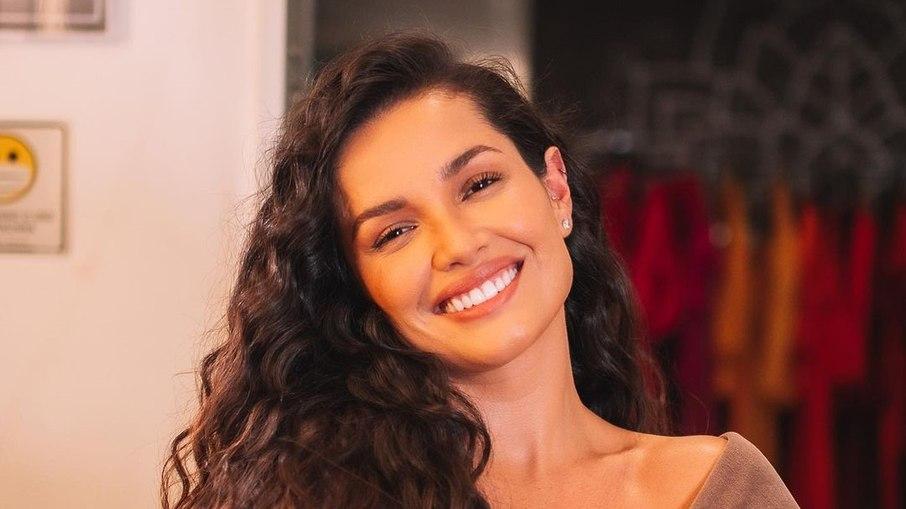 Juliette colocou lentes de contato nos dentes e fez uma cirurgia na gengiva