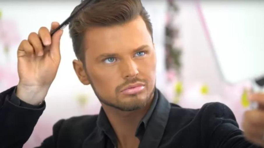 Ken Humano: modelo gasta mais de R$ 75 mil para ficar parecido com boneco