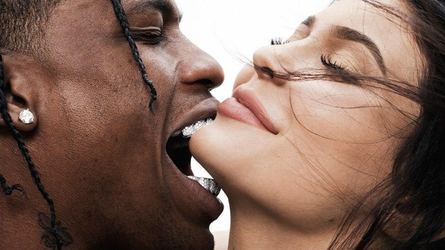 Kylie Jenner nega que esteja em um relacionamento aberto com Travis Scott