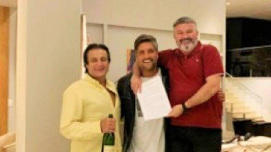 Léo chaves assina carreira solo e descarta volta com Victor