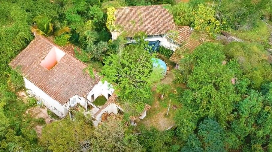 Mansão de Clodovil Hernandes está abandonada e caindo aos pedaços