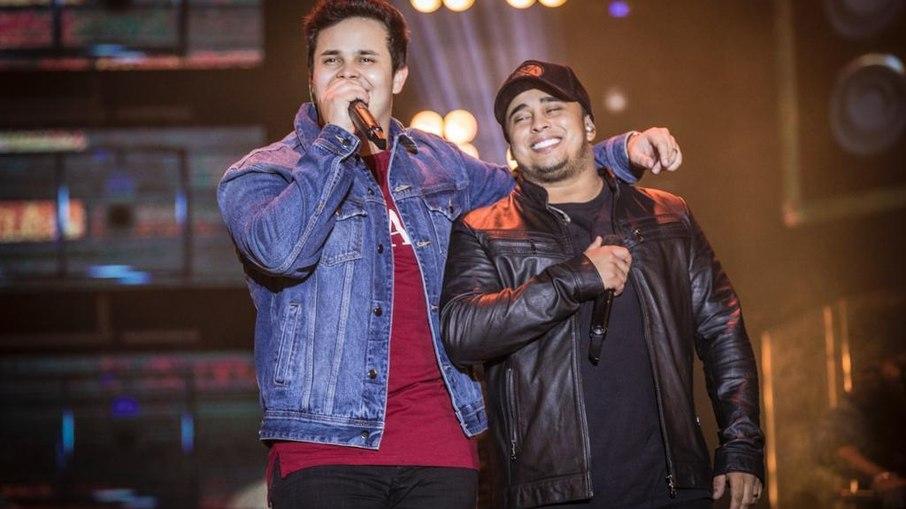 Matheus e Kauan ignoram pandemia e fazem show em casamento; assista