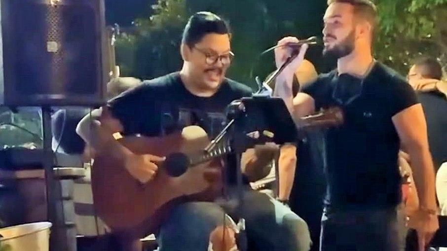Na pandemia, Diego Hypólito é flagrado sem distanciamento em Bar