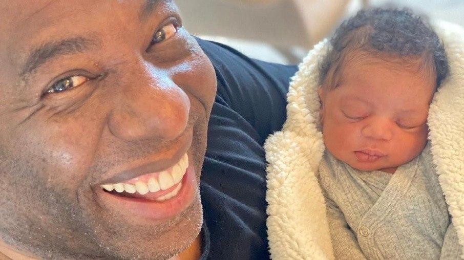 Netinho de Paula é avô pela 8ª vez aos 50 anos: 