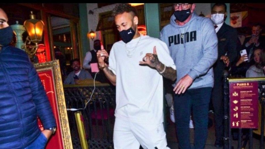 Neymar e Gil Vigor vão a restaurante em São Paulo