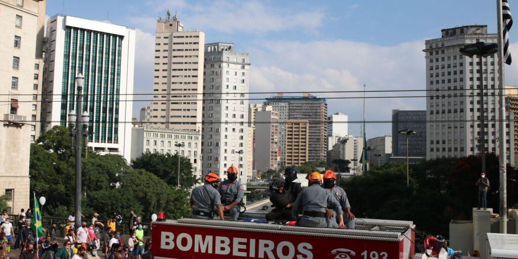 Parentes, amigos e apoiadores se despedem de Bruno Covas