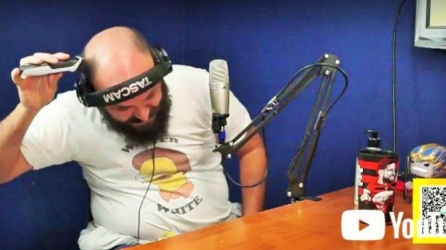 Paulo Gustavo: Paulinho Serra raspa o cabelo em homenagem ao humorista