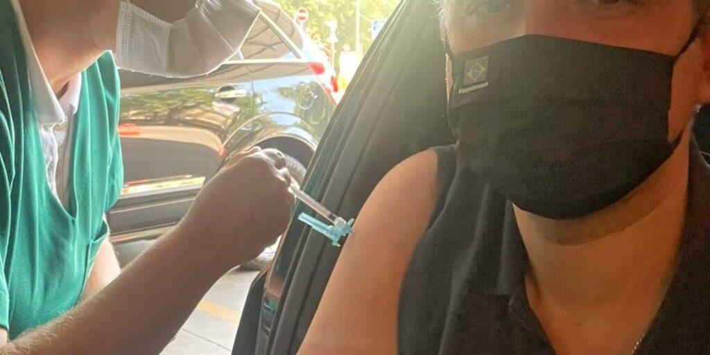 Presidente do Senado recebe primeira dose da vacina contra a covid-19