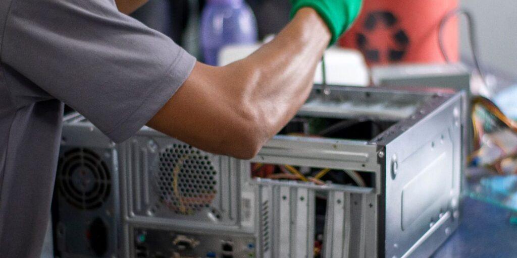 Programa conserta e doa computadores a escolas e bibliotecas