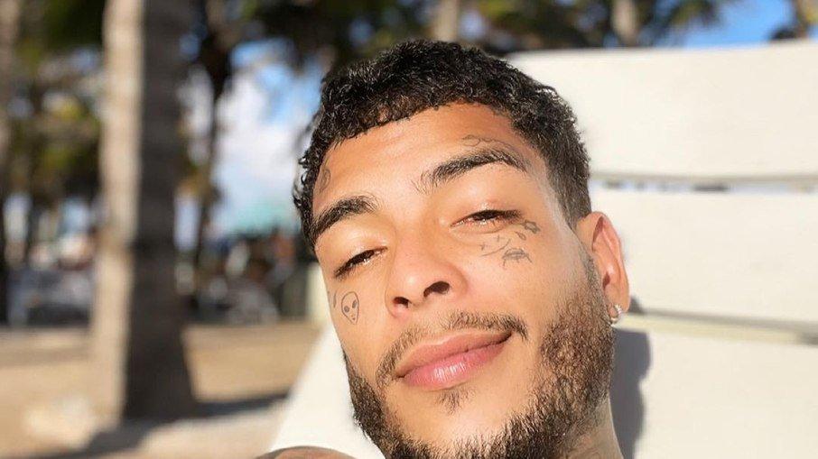 Queda do 11º andar de hotel no Rio deixa MC Kevin em estado grave