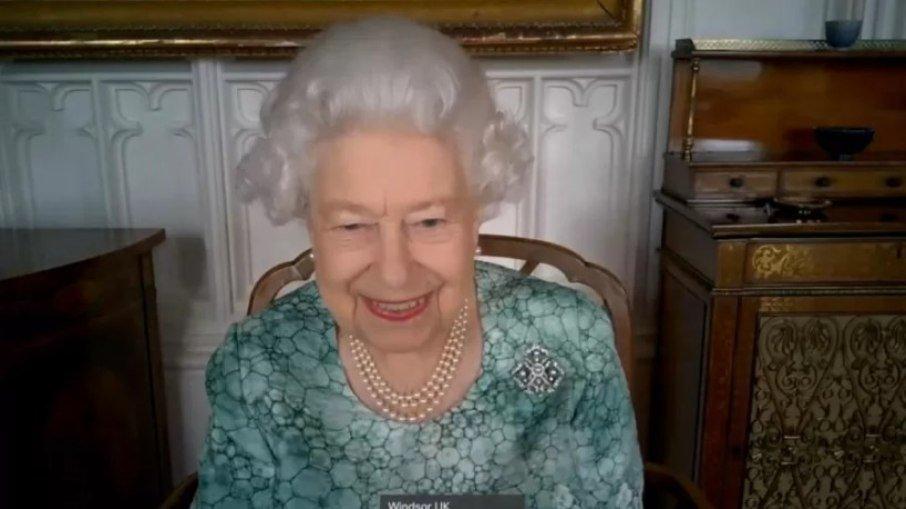 Rainha Elizabeth II faz piada sobre sua idade: 