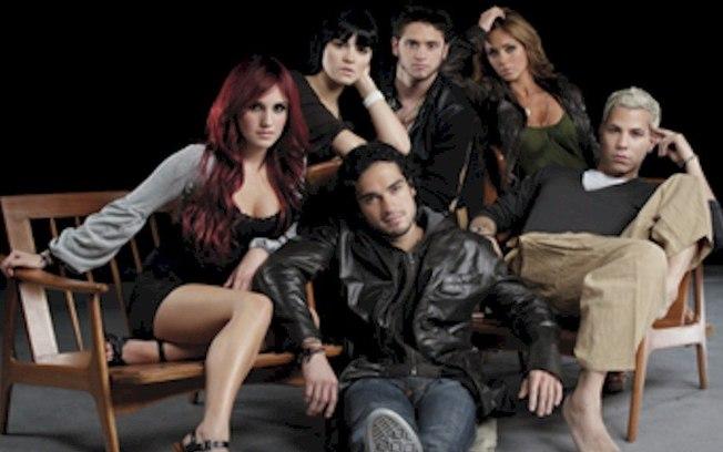 'Rebelde': ator da série pede desculpas ao RBD por críticas às músicas do grupo