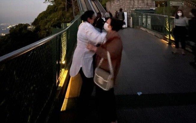 Regina Casé mostra abraço em Déa Lúcia antes da missa de Paulo Gustavo