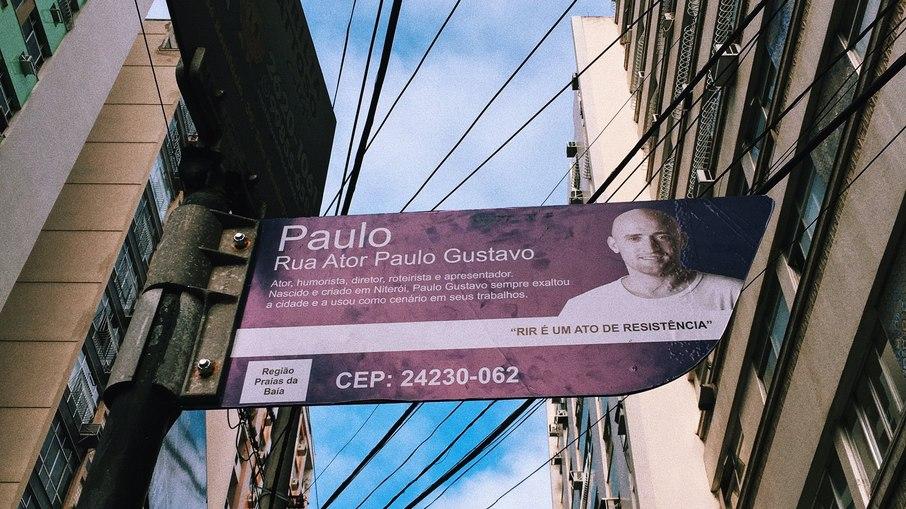 Regina Casé, Tatá Werneck postam fotos da placa da Rua Paulo Gustavo