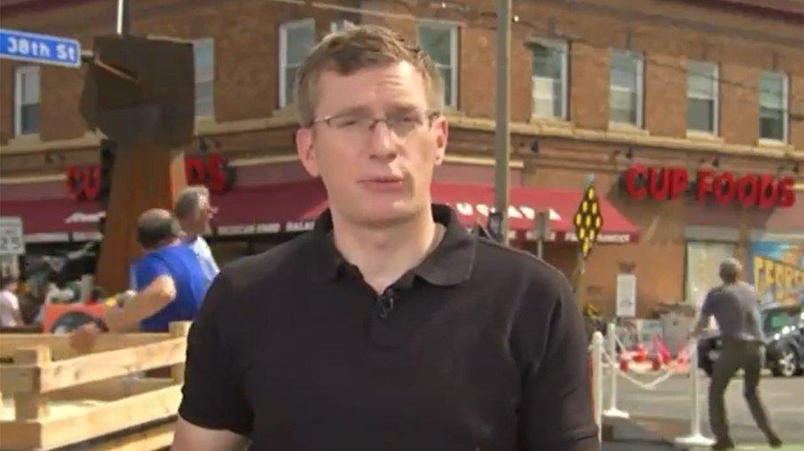 Repórter é surpreendido por tiroteio durante transmissão ao vivo, assista