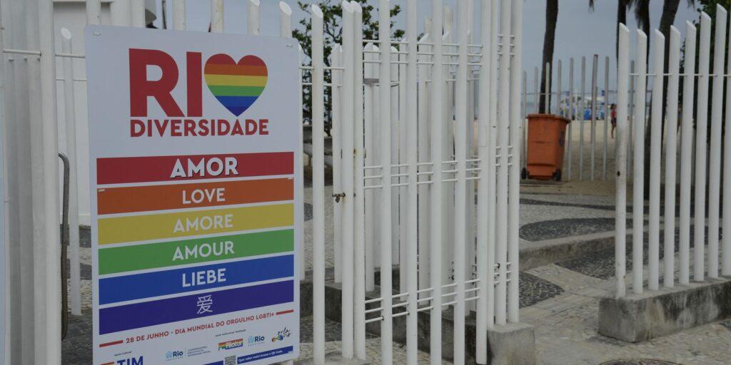 Rio celebra mês de orgulho LGBTI+ com instalação de painéis na orla