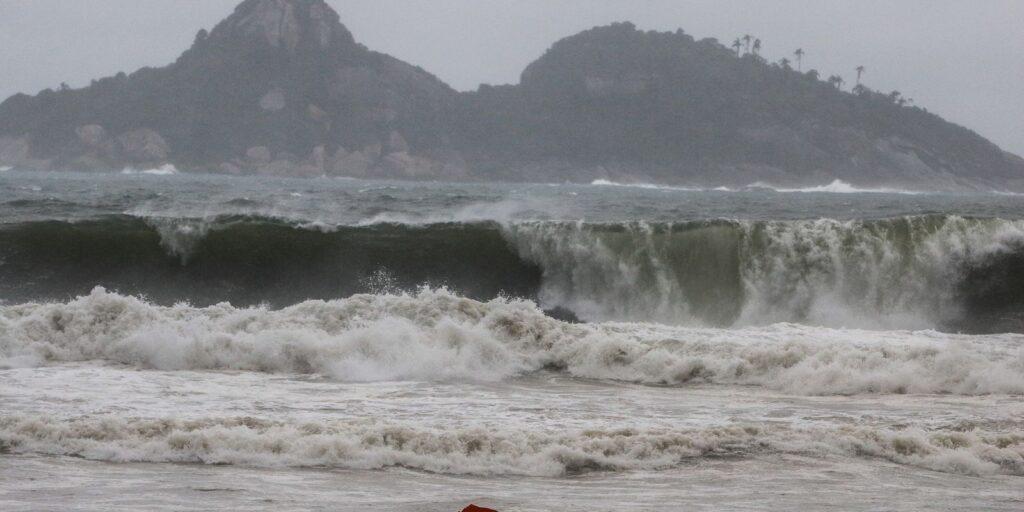 Rio de Janeiro tem aviso de ressaca para a noite deste domingo