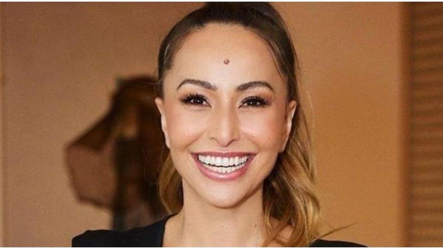 Sabrina Sato já flagrou namorado com revista da Simony no banheiro