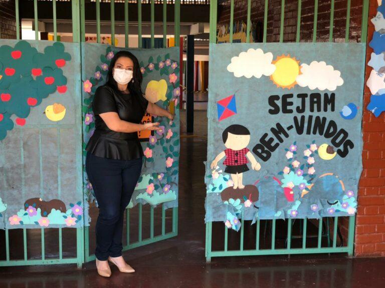 Silêncio e saudade dão lugar à esperança com vacinação em escola de Goiânia