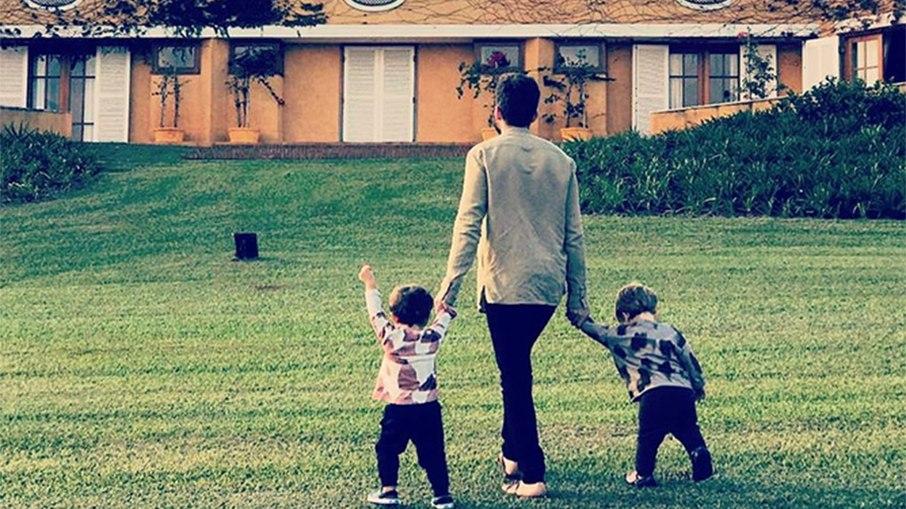 Thales Bretas, viúvo de Paulo Gustavo, posa com os filhos e agradece aos amigos