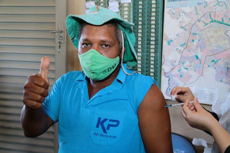 Trabalhadores da limpeza urbana de Aparecida começaram a ser vacinados contra a covid-19