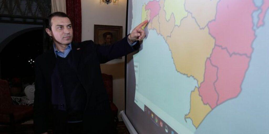 Tribunal absolve governador de Santa Catarina que reassumirá o cargo