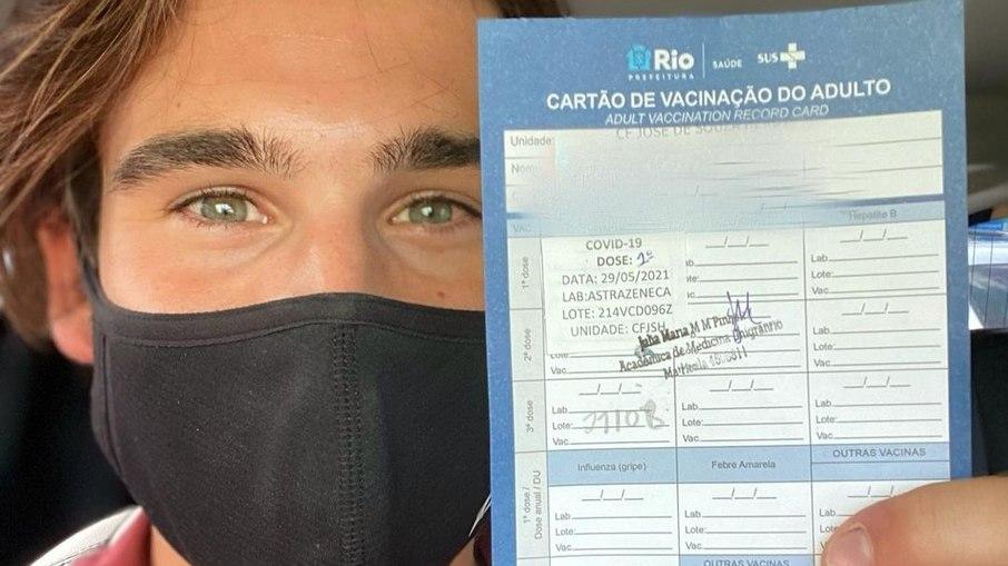 Vacinado: Nicolas Prattes toma a primeira dose da Astrazeneca