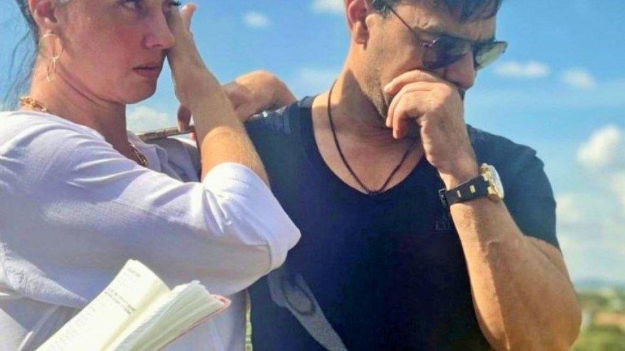 Zezé Di Camargo visita o túmulo de Seu Francisco