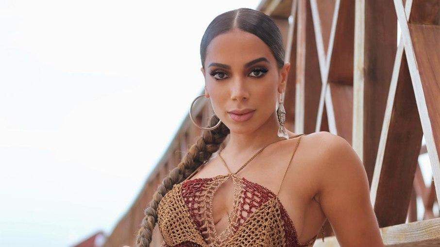 Anitta diz que controla dinheiro de perto e brinca: 