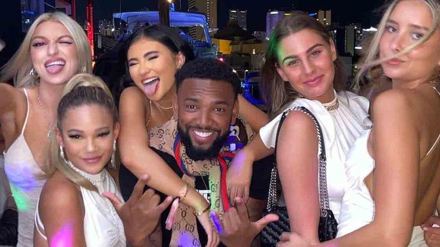 Após Duda Reis assumir namoro, Nego posta foto curtindo com mulheres em Miami