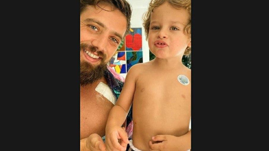 Após receber alta de cirurgia cardíaca, Rafael Cardoso posa com o filho