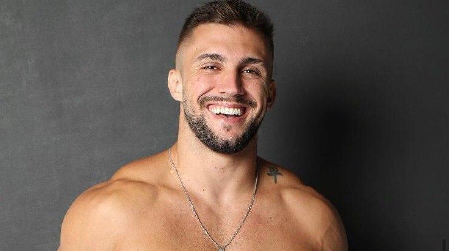Arthur Picoli celebra aniversário solteiro e revela que não beijou após BBB 21