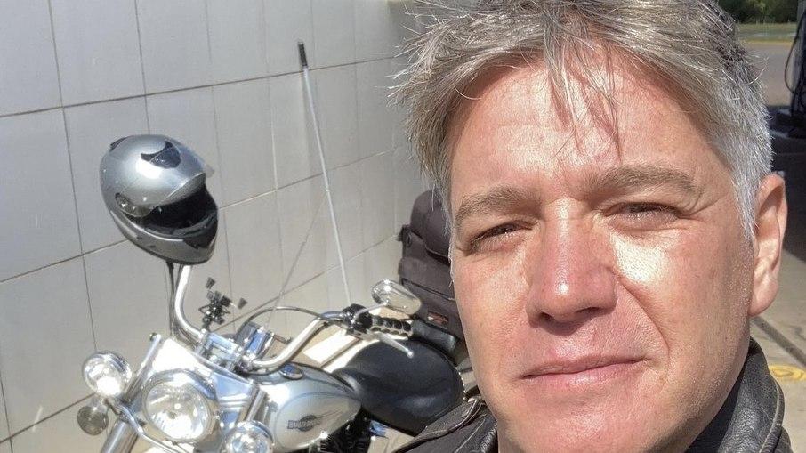 Ator é internado com Covid-19 após protestar contra medidas restritivas