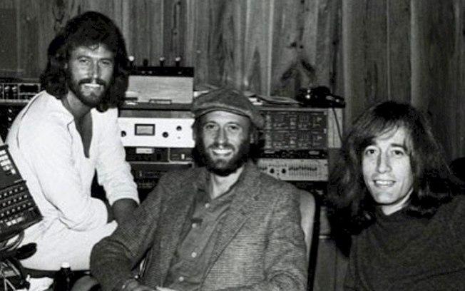 Bee Gees: assista ao lyric video do clássico 