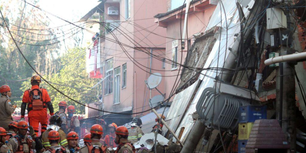 Bombeiros resgatam criança sem vida de escombros do desabamento no Rio