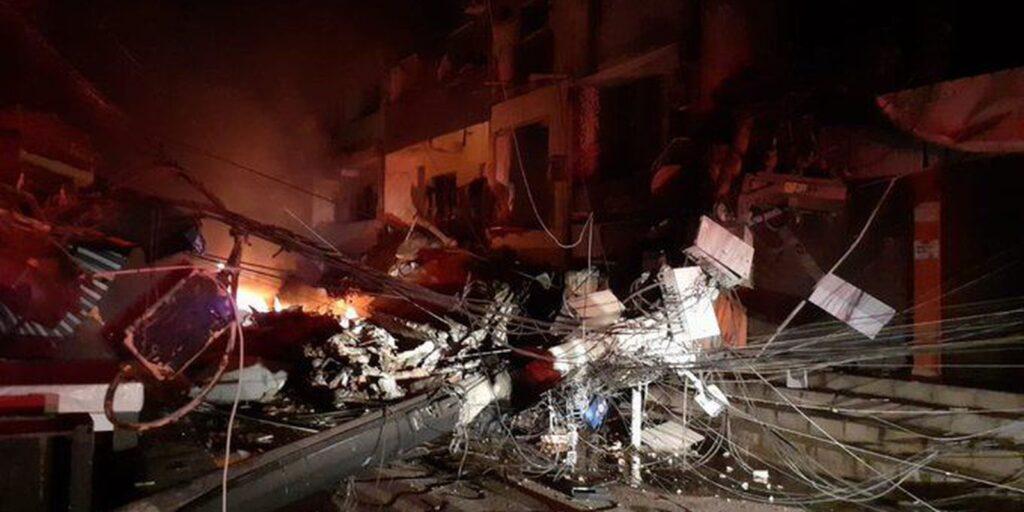 Bombeiros tentam resgatar três pessoas sob escombros de prédio no Rio