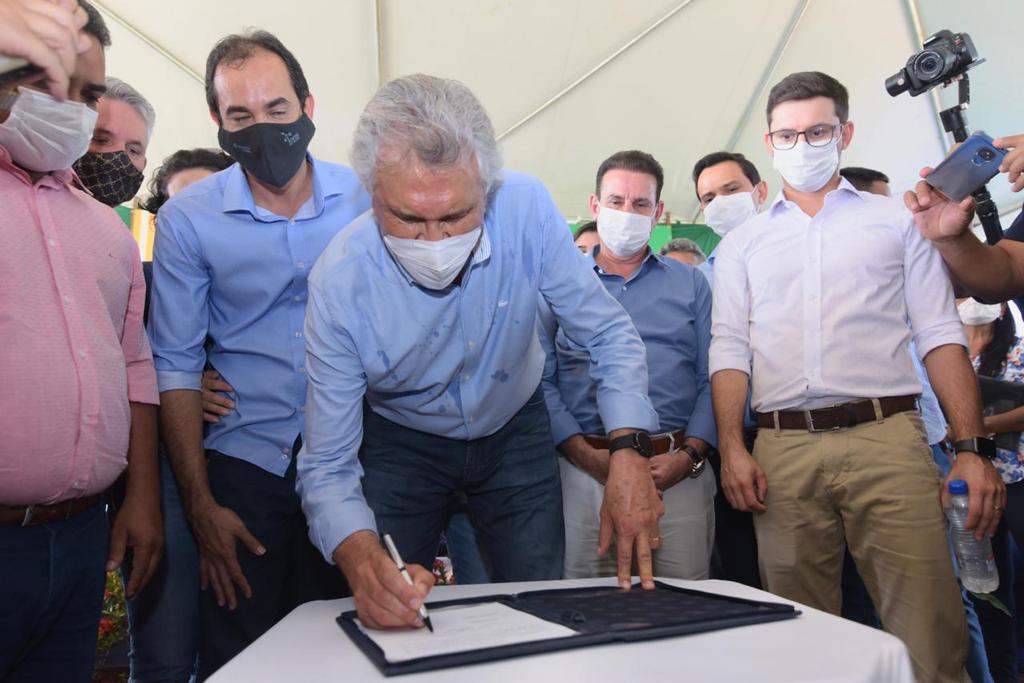 Caiado assina ordem de serviço para duplicação da GO-010, em Senador Canedo