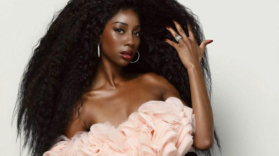 Camilla de Lucas assina contrato com a Globo