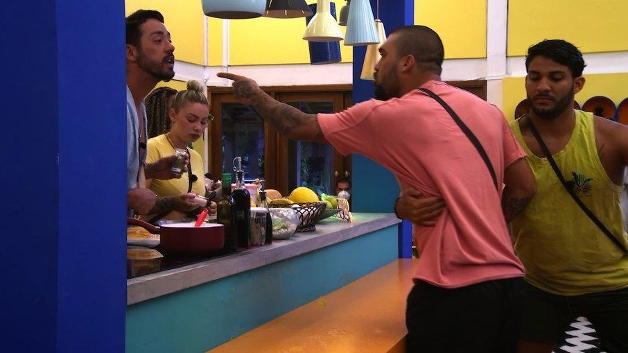 'De Férias com o Ex' tem briga de Ortega e Rico por sexo: ‘te quebro todo