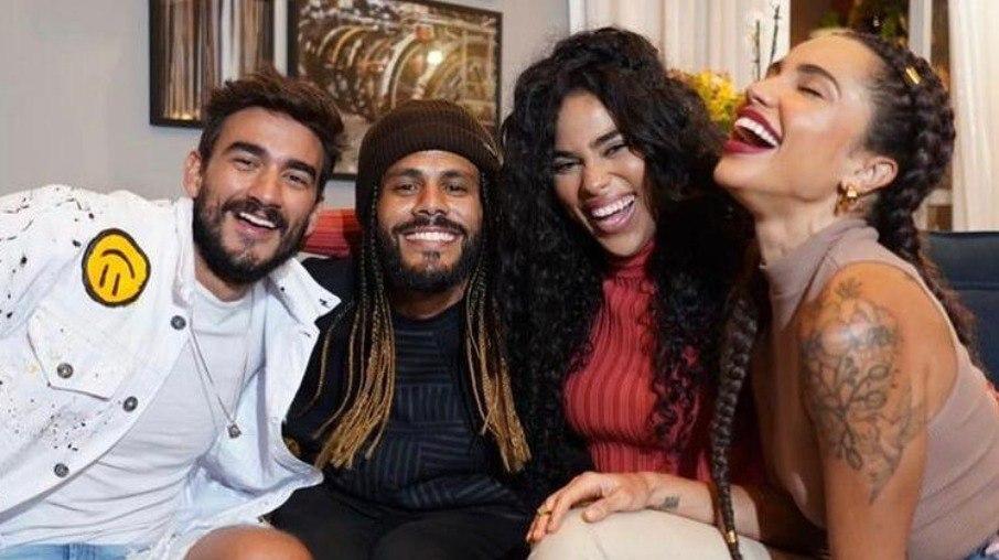 Elana e Viegas assistem episódio de ‘No Limite’ juntos e reforçam affair