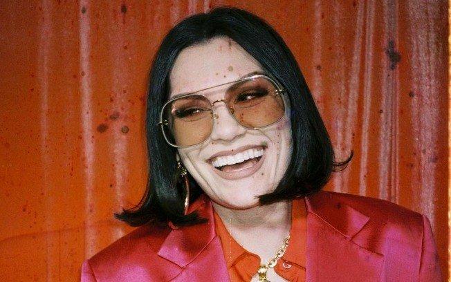 Em lágrimas, Jessie J revela doença que a impede de cantar